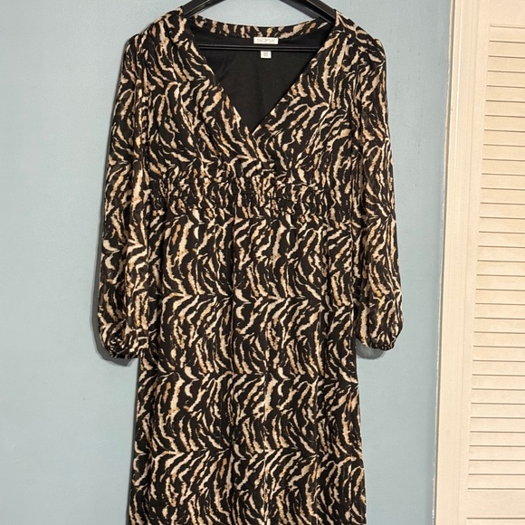 sofia by sofia vergara Dresses & Skirts - Sofia Vergara Black and Cream Sheath Dress with Long Bishop Sleeves and V-Neck